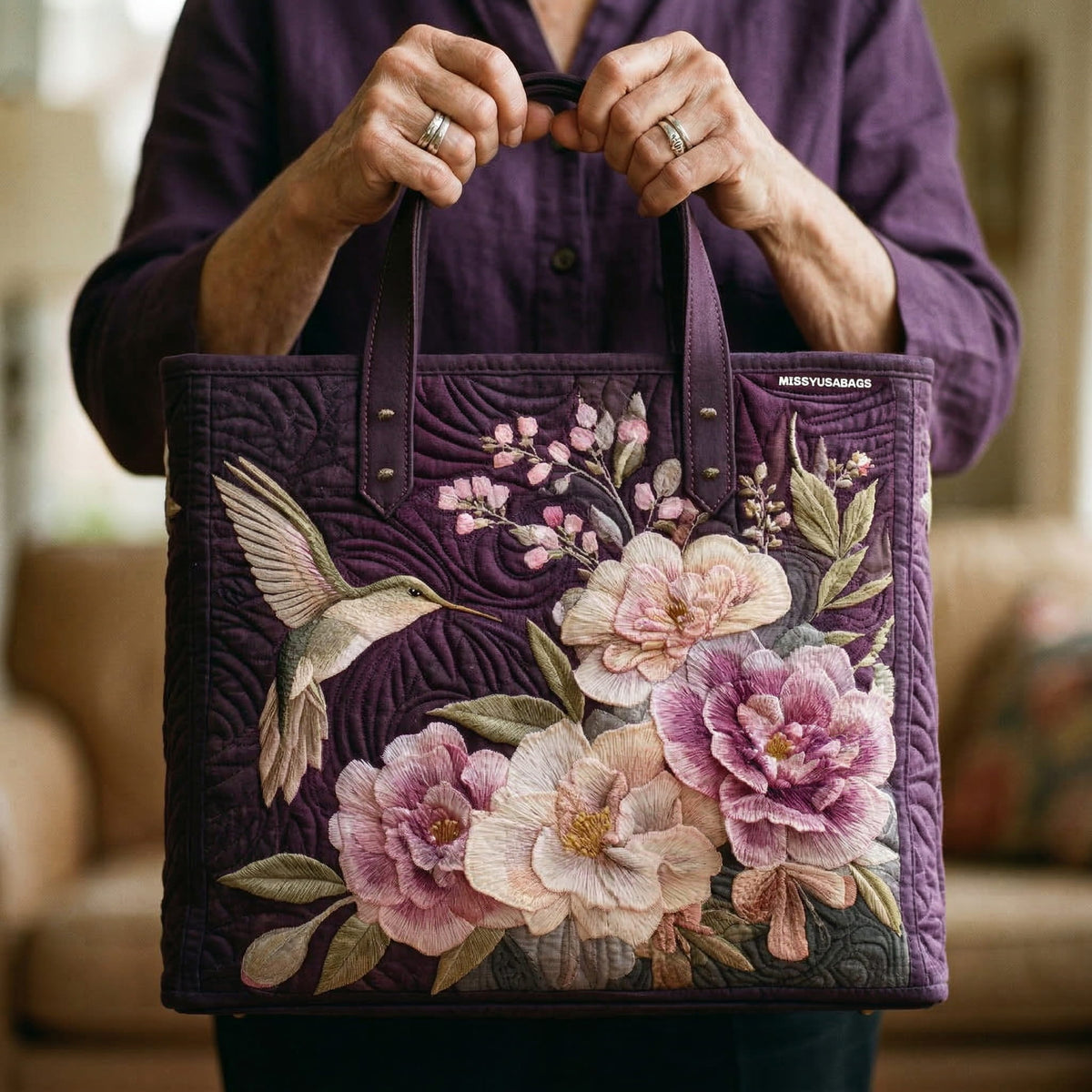 Bolso Tote Acolchado Púrpura con Colibríes y Orquídeas